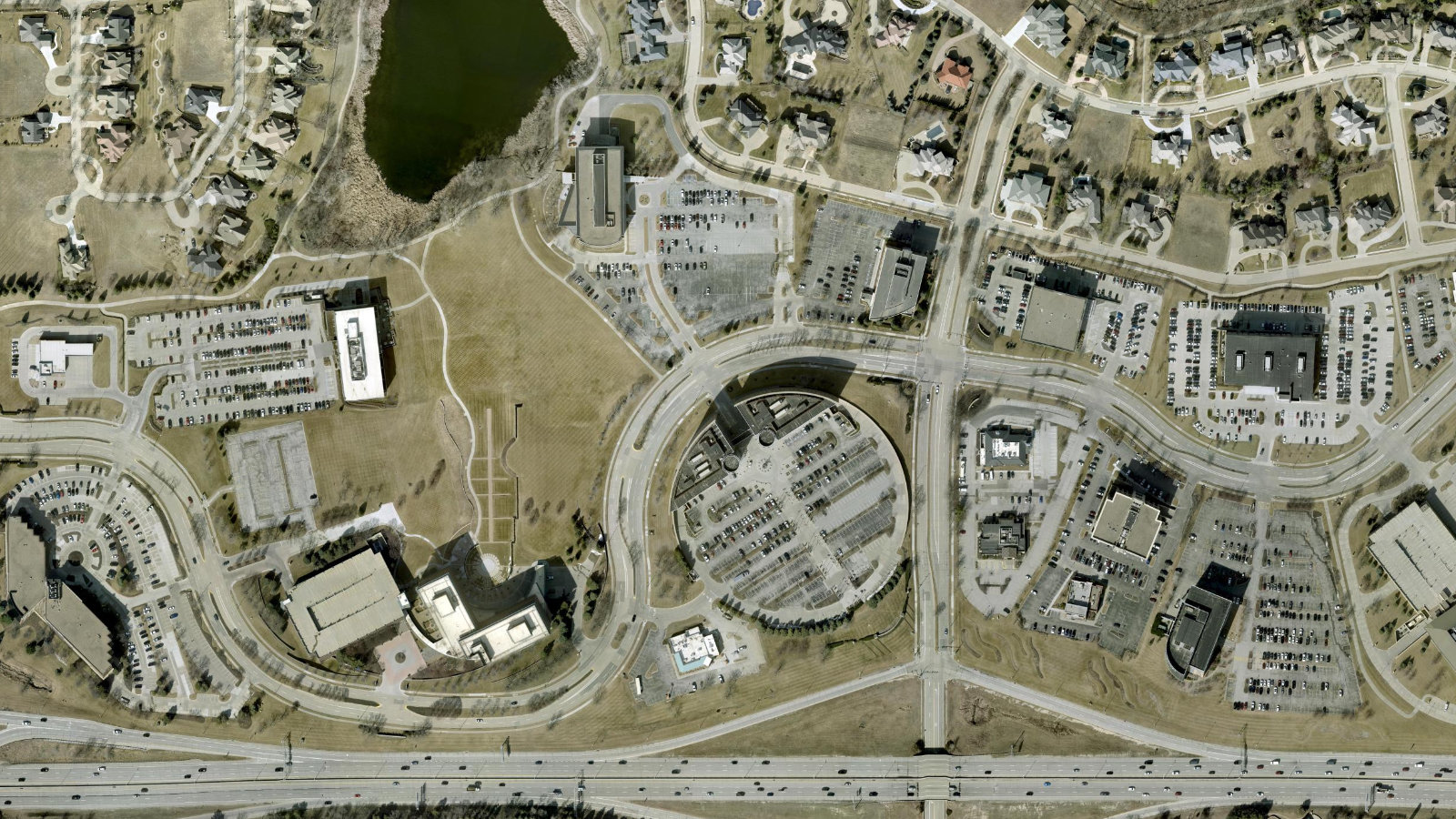 15000 VALMONT PLAZA, OMAHA, NE(本社・衛星)
