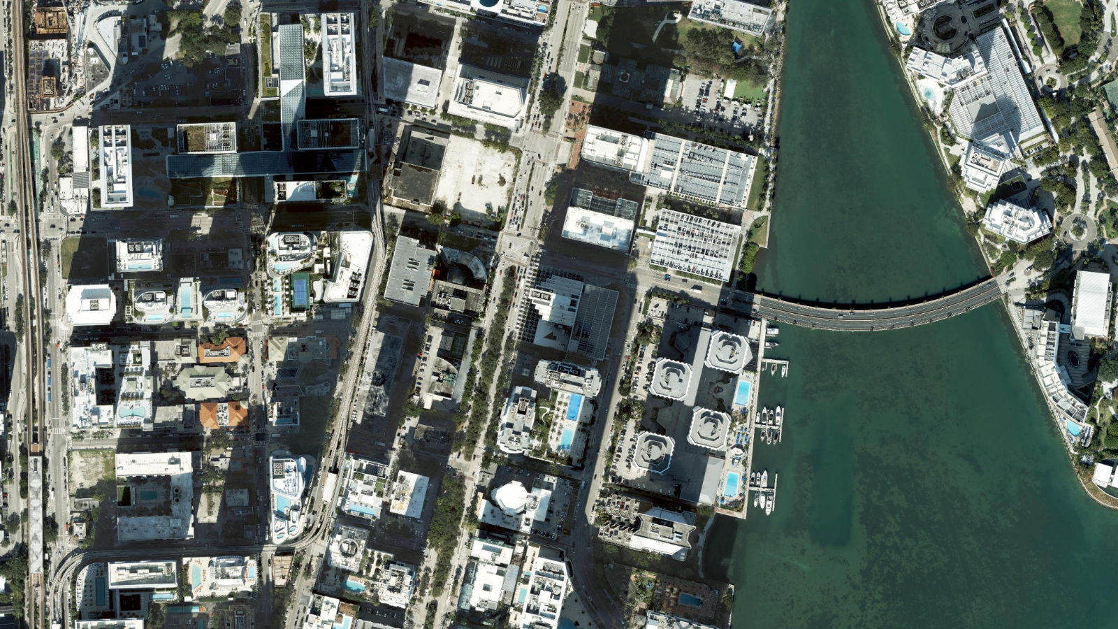 801 BRICKELL AVENUE, MIAMI, FL(本社・衛星)