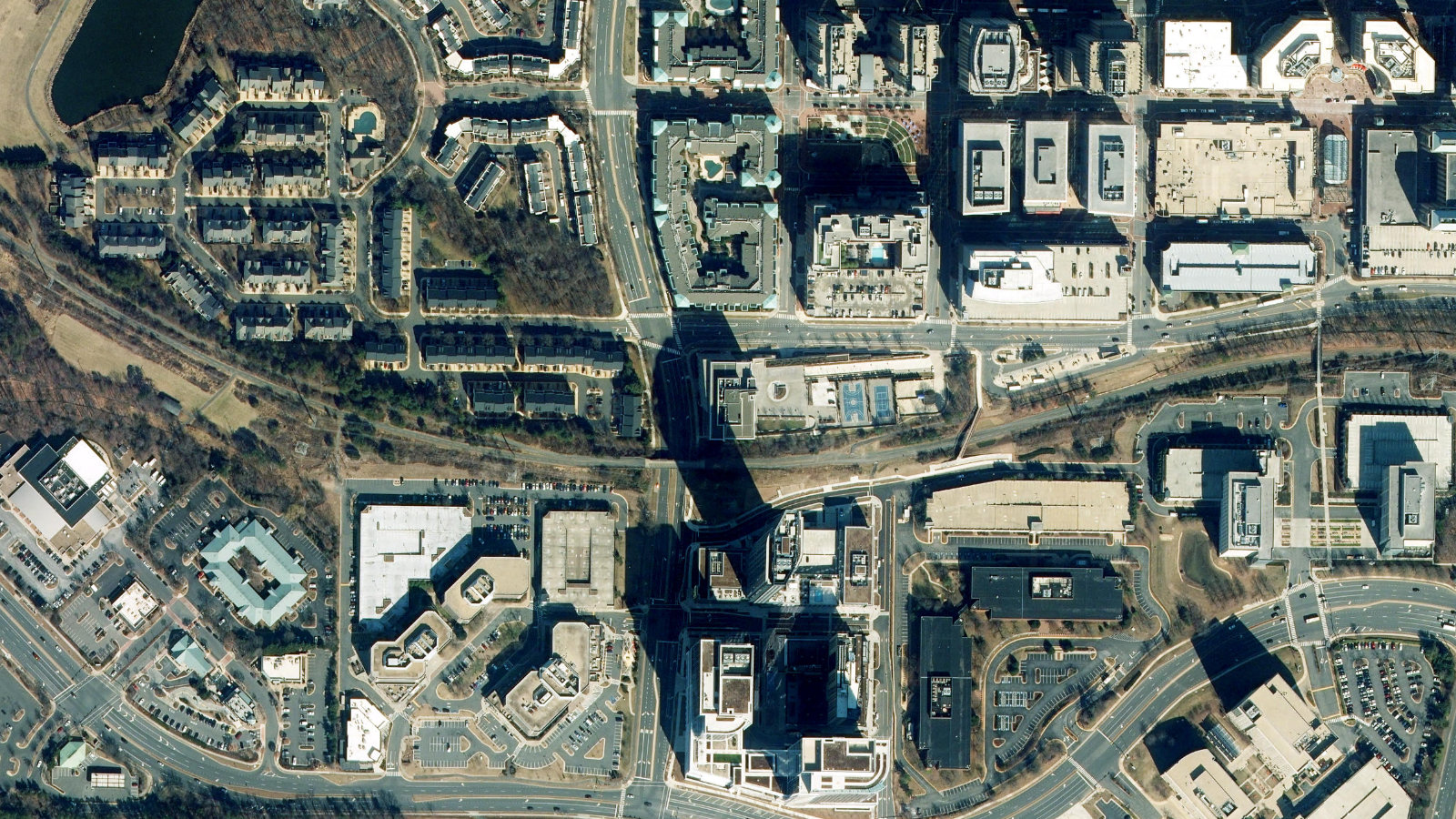 12061 BLUEMONT WAY, RESTON, VA（本社・衛星）