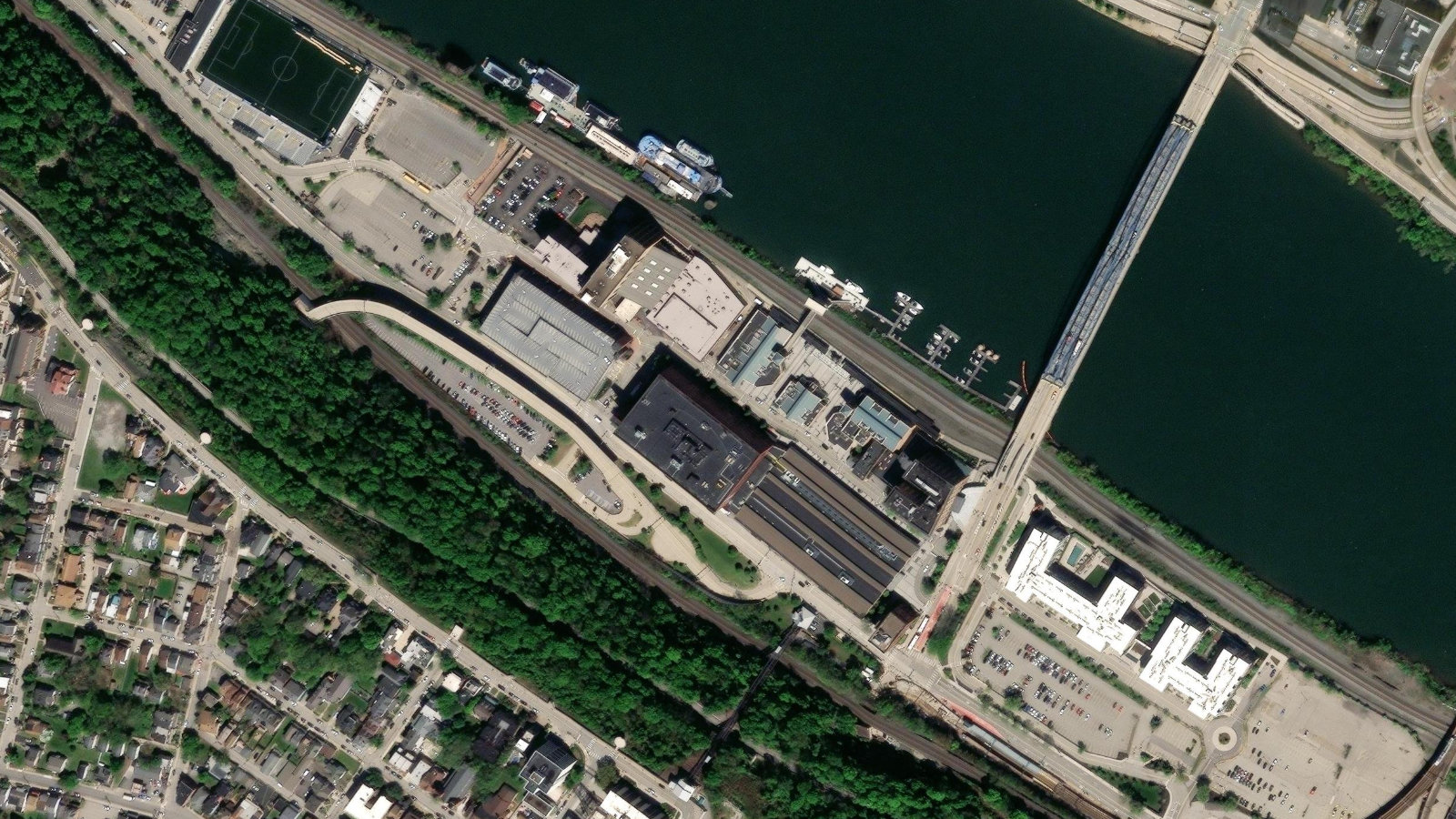 225 WEST STATION SQUARE DRIVE, PITTSBURGH, PA(本社・衛星)