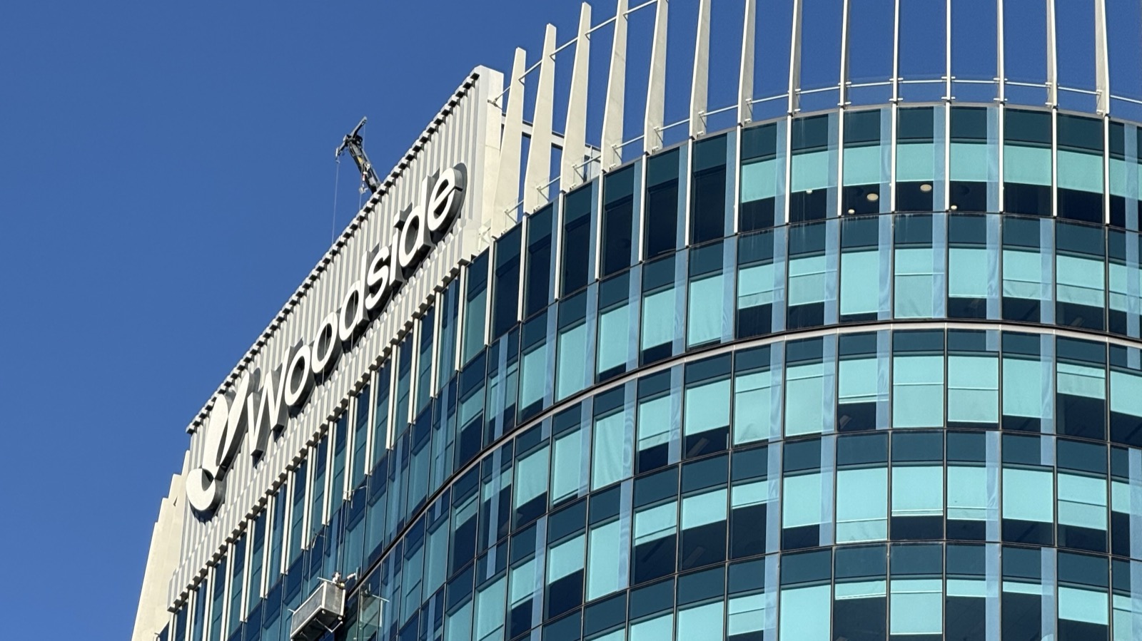 パースの本社ビル「Mia Yellagonga」タワー1。屋上に Woodside のロゴと社名が掲げられている。