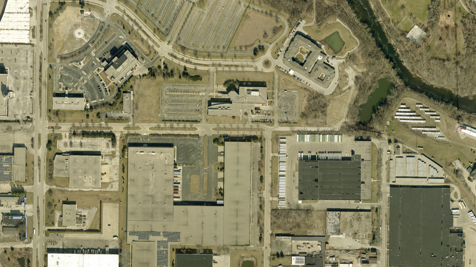 333 W. ESTABROOK BOULEVARD, GLENDALE, WI(本社・衛星)