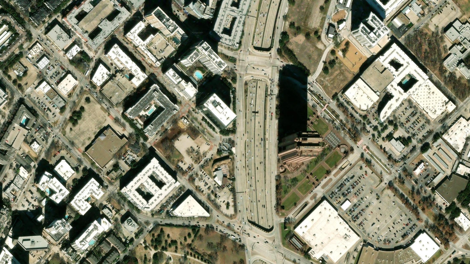 2801 N CENTRAL EXPRESSWAY, DALLAS, TX(本社・衛星)