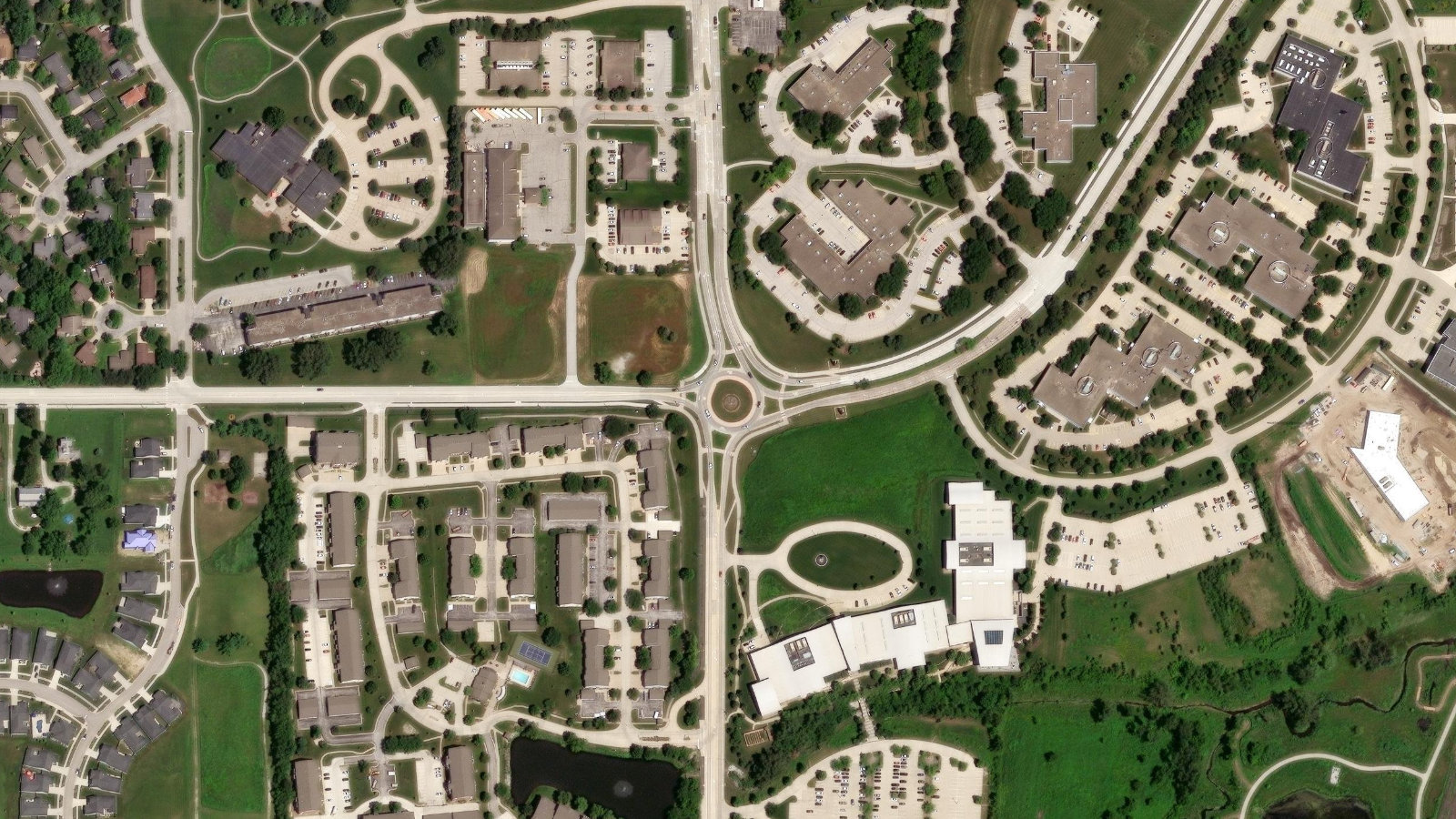 2900 UNIVERSITY BLVD., AMES, IA（本社・衛星）