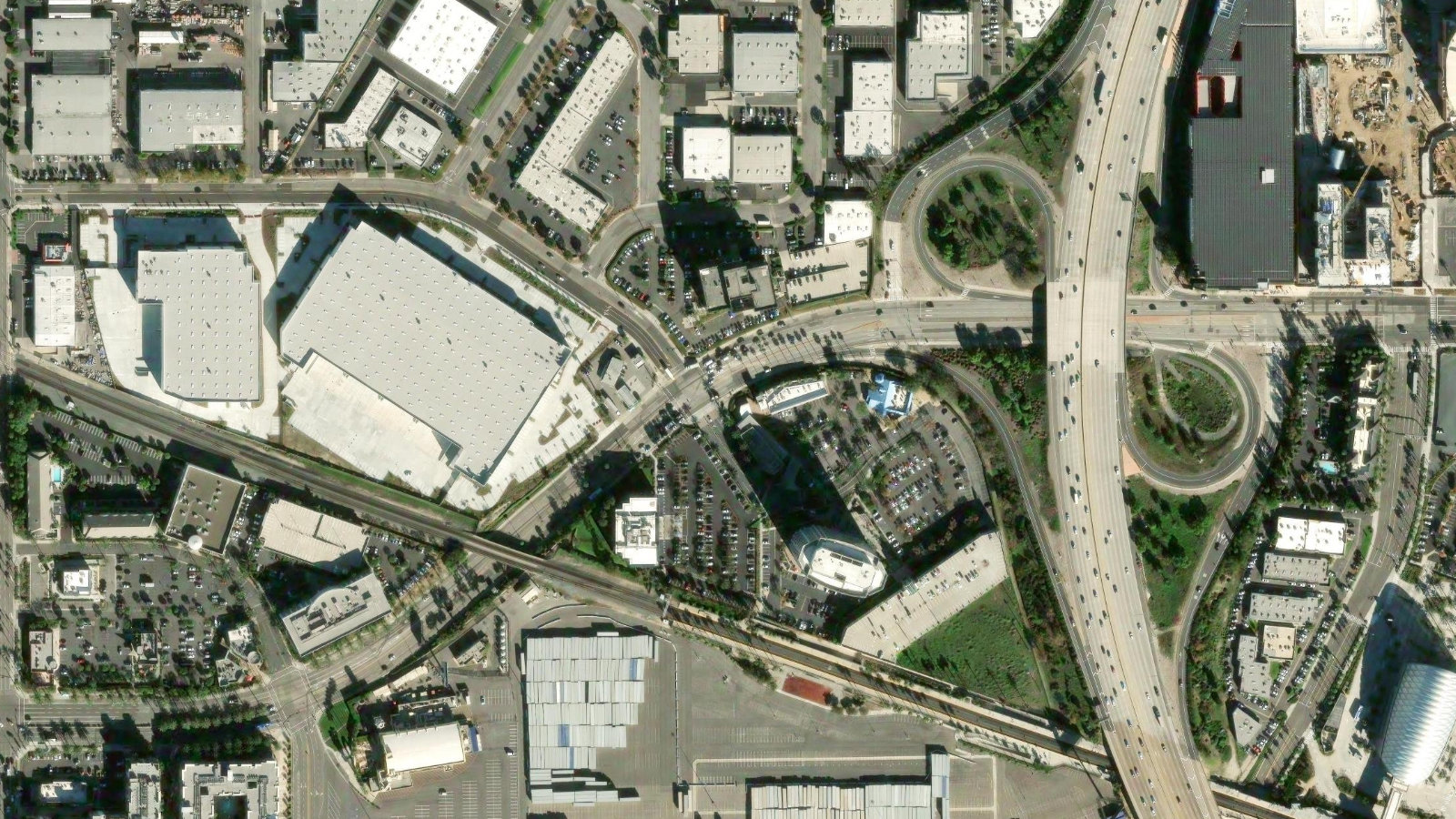 2401 EAST KATELLA AVENUE, ANAHEIM, CA（本社・衛星）