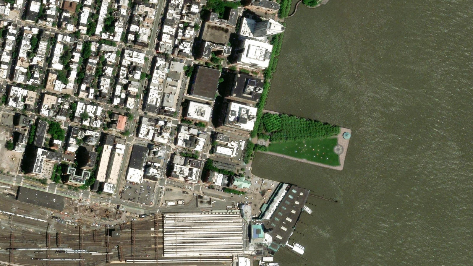 111 RIVER STREET, HOBOKEN, NJ（本社・衛星）