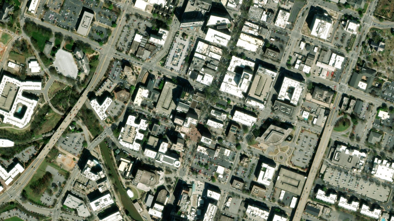 104 S. MAIN STREET, GREENVILLE, SC（本社・衛星）