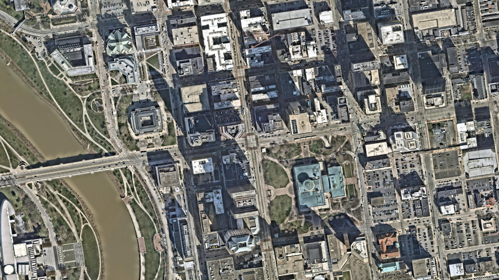100 W. OLD WILSON BRIDGE ROAD, COLUMBUS, OH（本社・衛星）