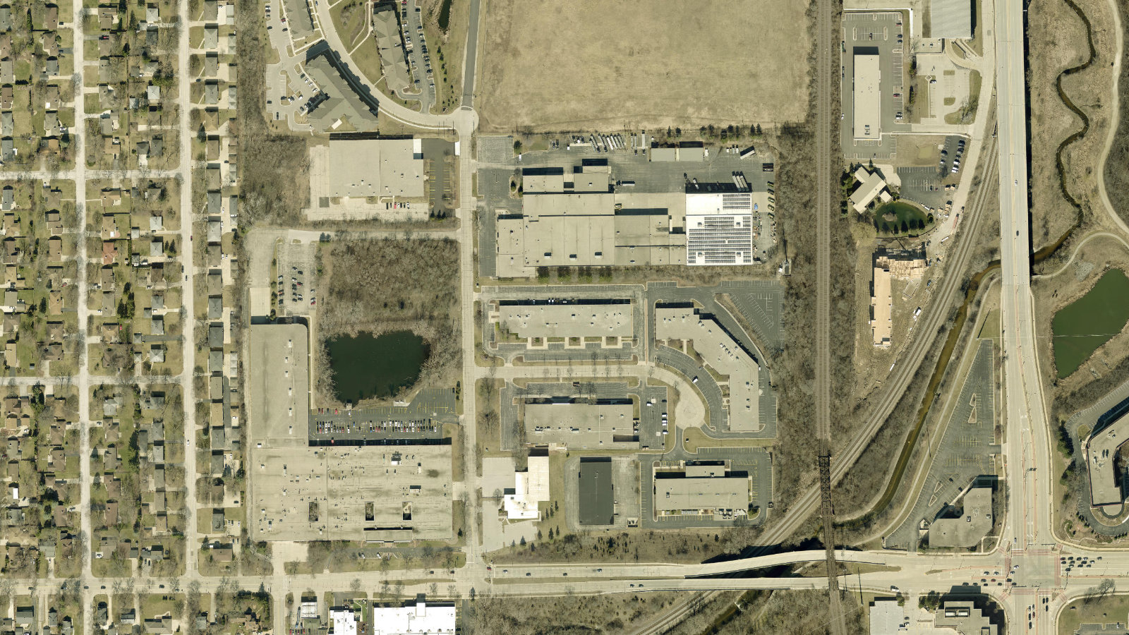 11200 WEST PLANK COURT, WAUWATOSA, WI(本社・衛星)