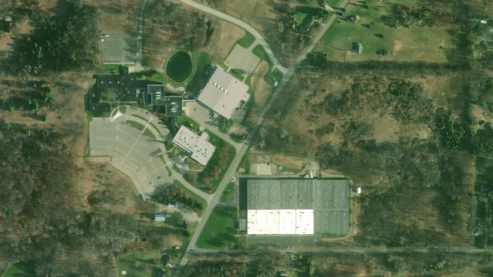 9341 COURTLAND DR, ROCKFORD, MI（本社・衛星）