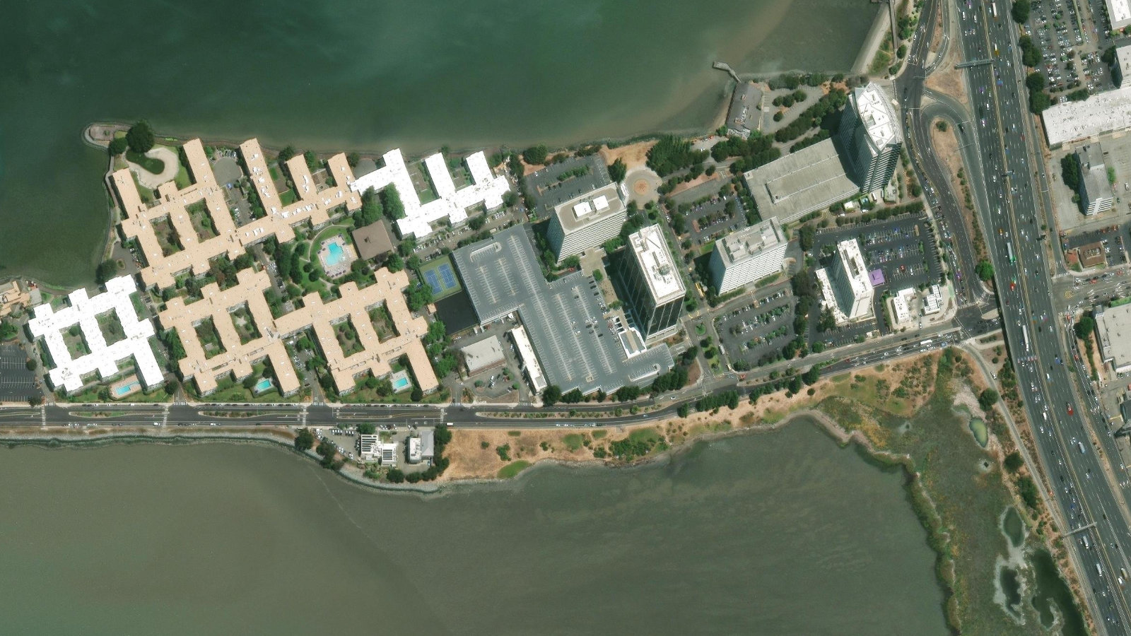 2200 POWELL STREET, EMERYVILLE, CA(本社・衛星)