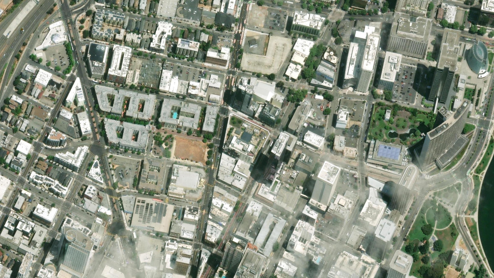 1955 BROADWAY, OAKLAND, CA（本社・衛星）