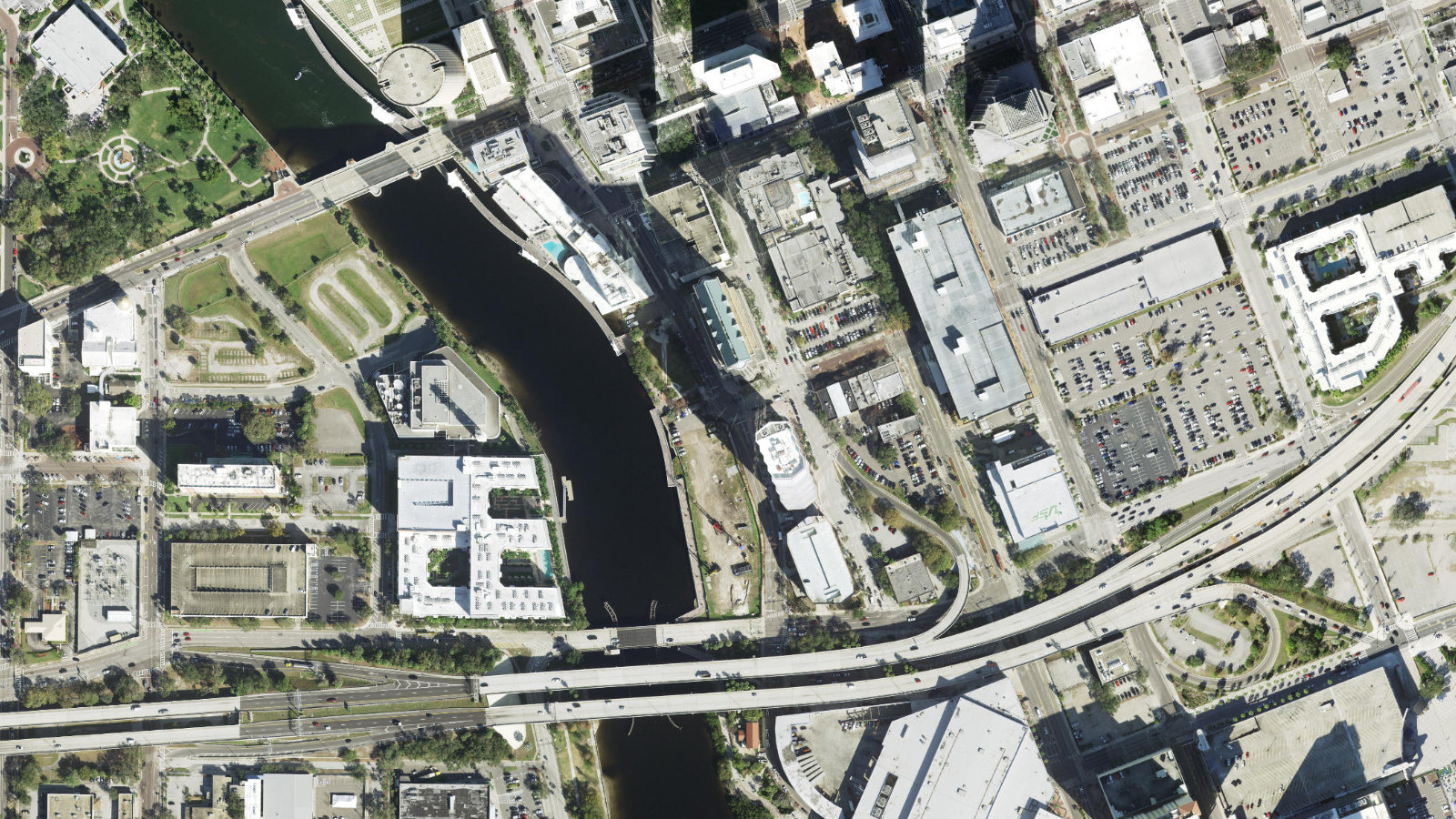 1000 CENTURY PARK DRIVE, TAMPA, FL(本社・衛星)