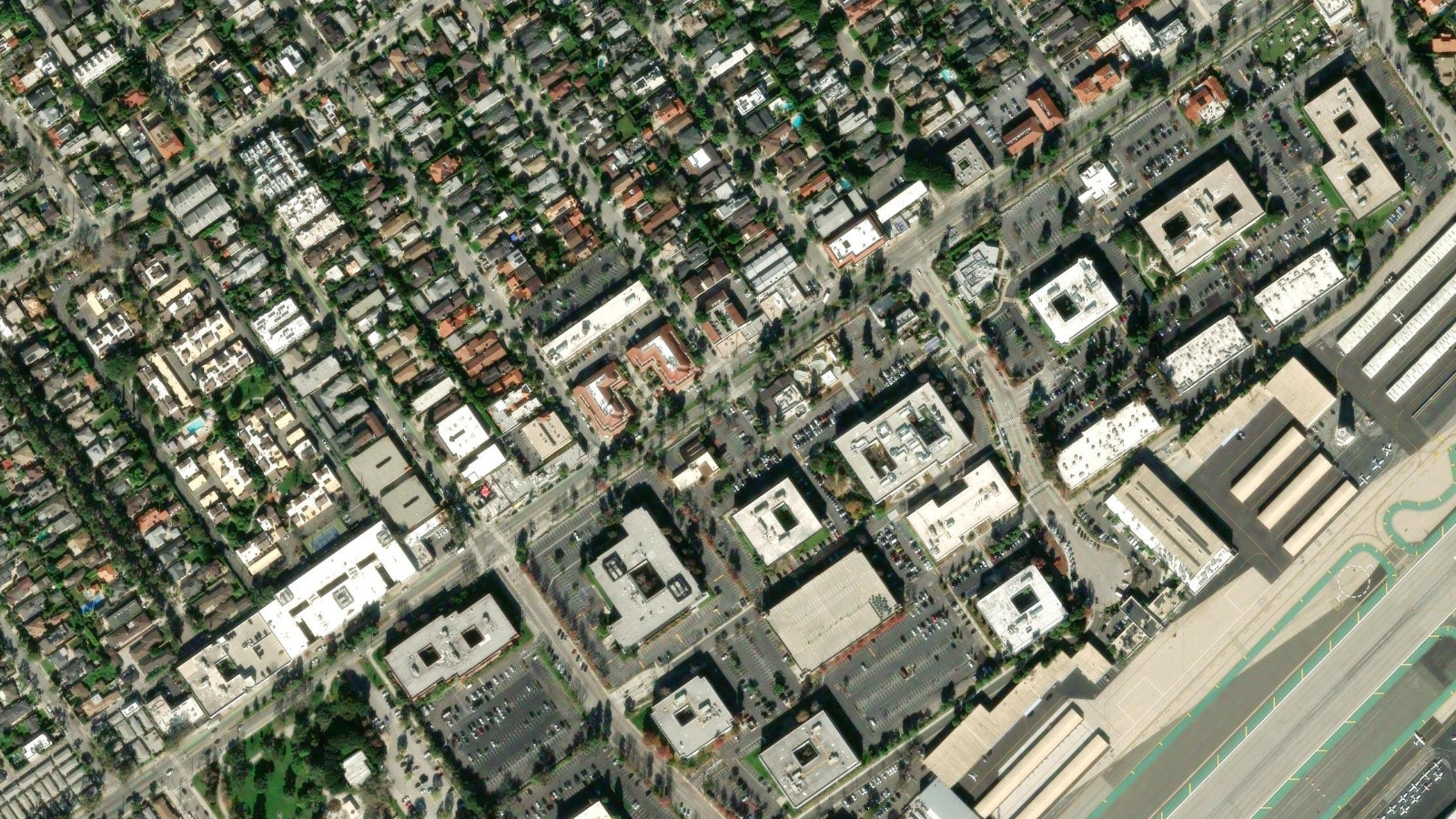 3000 OCEAN PARK BLVD., SANTA MONICA, CA（本社・衛星）