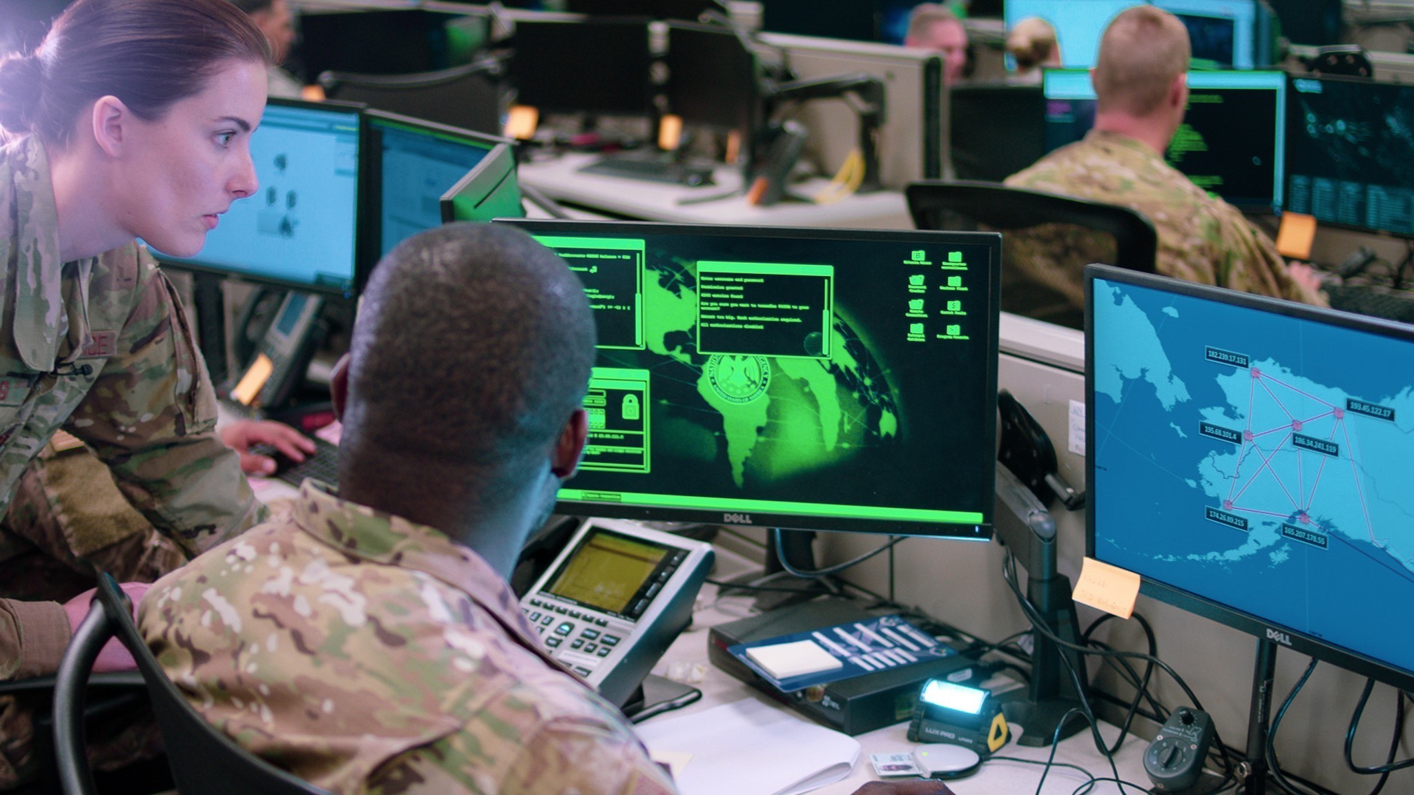 模擬サイバー攻撃への対応を協議する米空軍の担当者たち