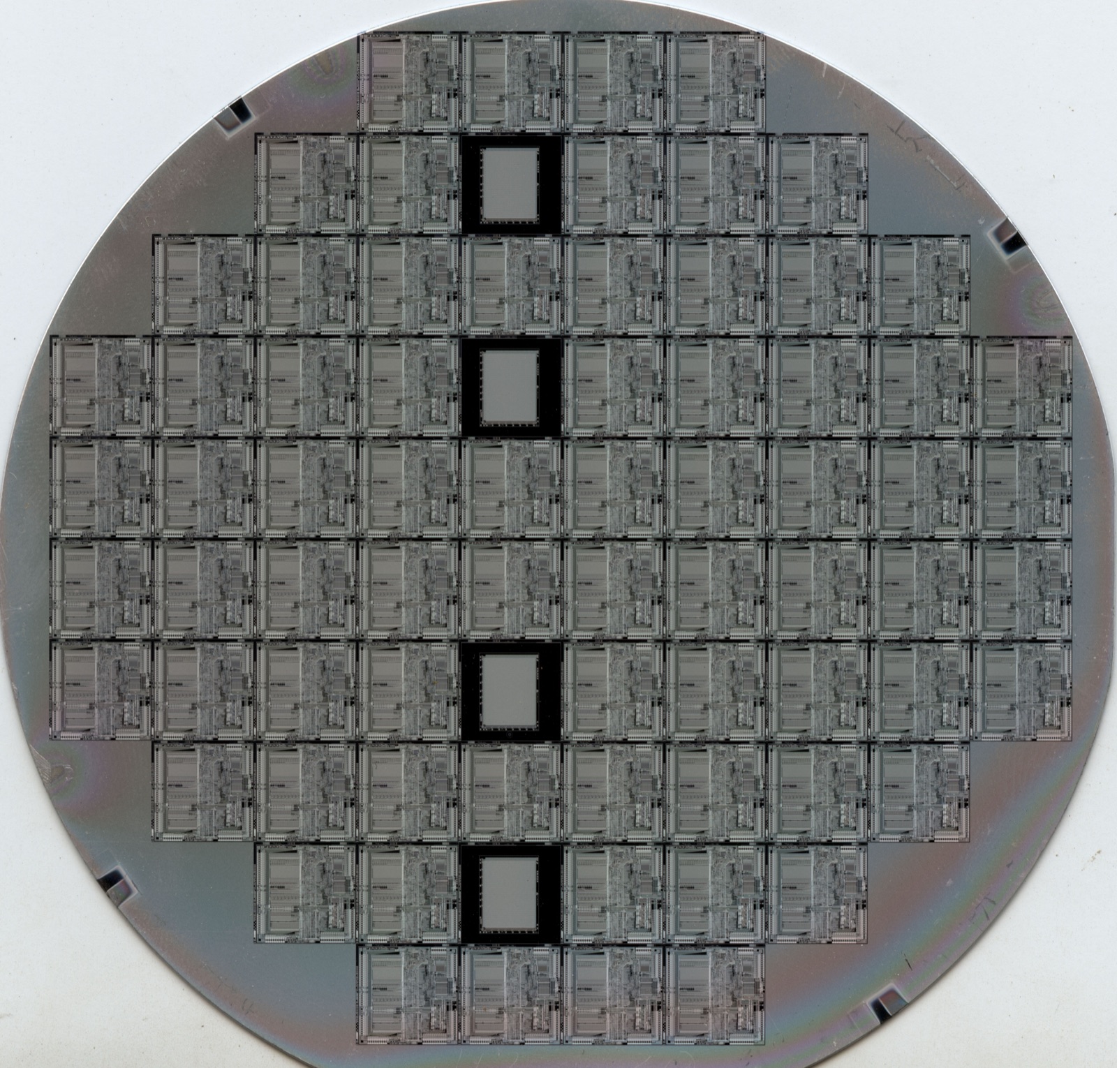 半導体チップが並ぶシリコンウエハー