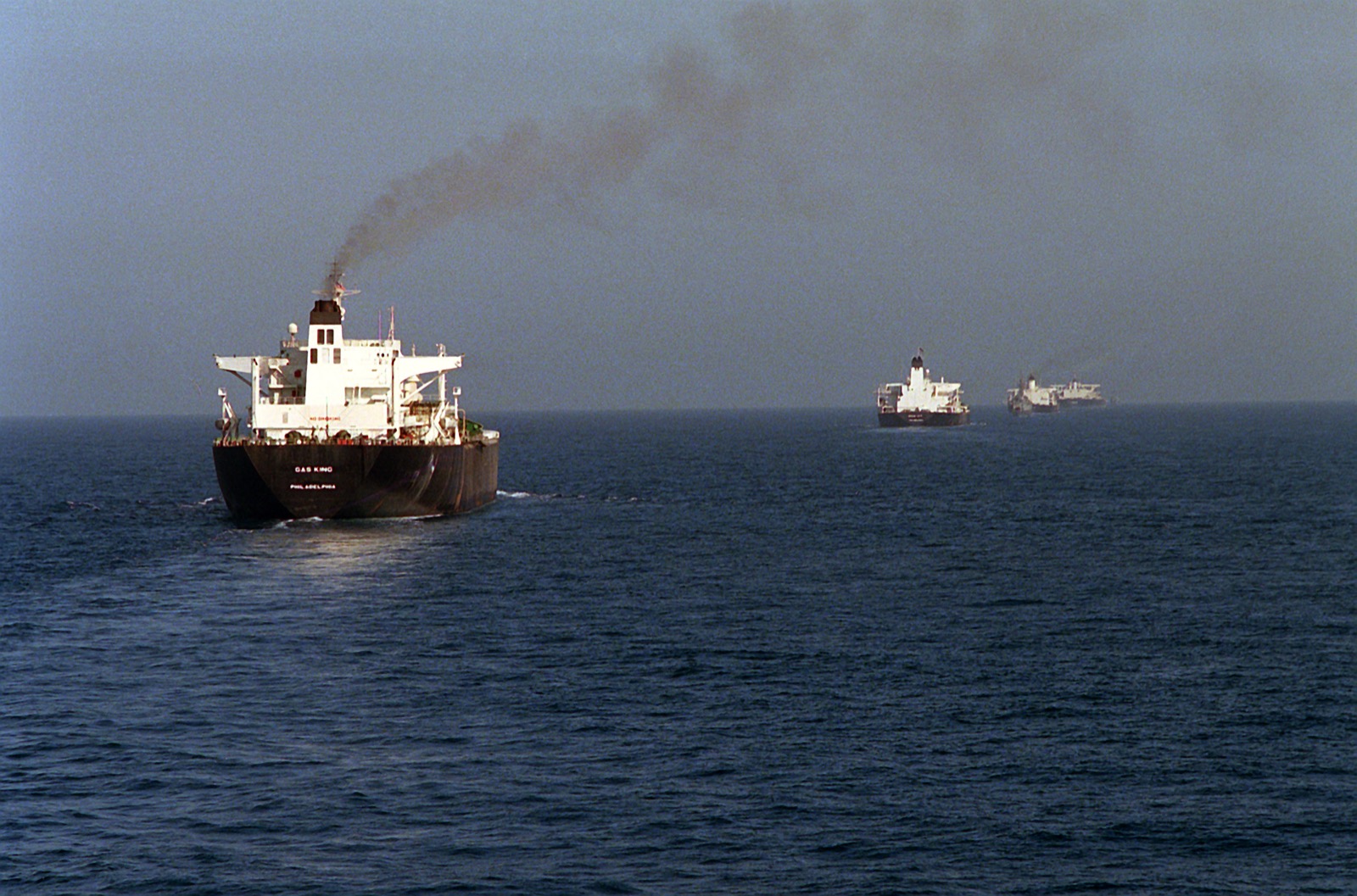 ペルシャ湾を航行するタンカー船団(1987年、米海軍の護衛作戦「アーネスト・ウィル」時)。タンカーが狙われるたび、この海は護衛の海になる