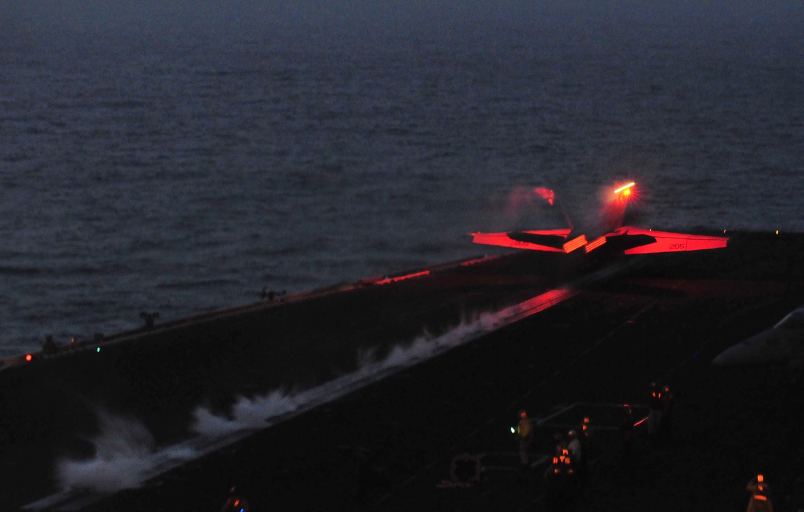 夜間の空母甲板から発艦するF/A-18スーパーホーネット。米軍のイラン攻撃は11夜連続に達した