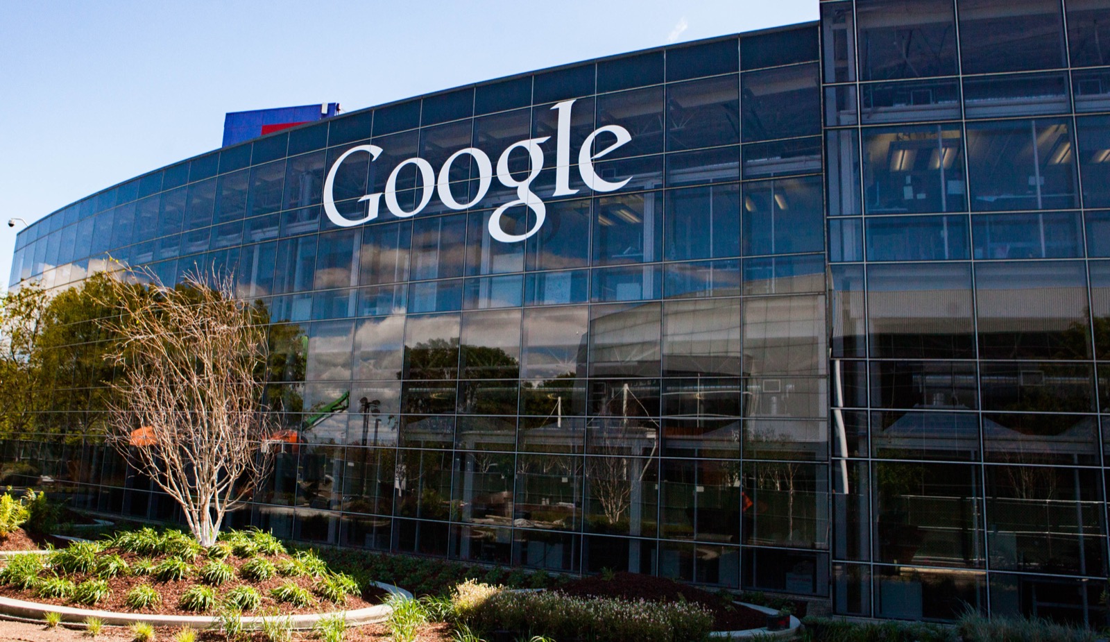 グーグル本社(米カリフォルニア州マウンテンビュー)。AI検索への転換が、データを売った側との契約を軋ませている