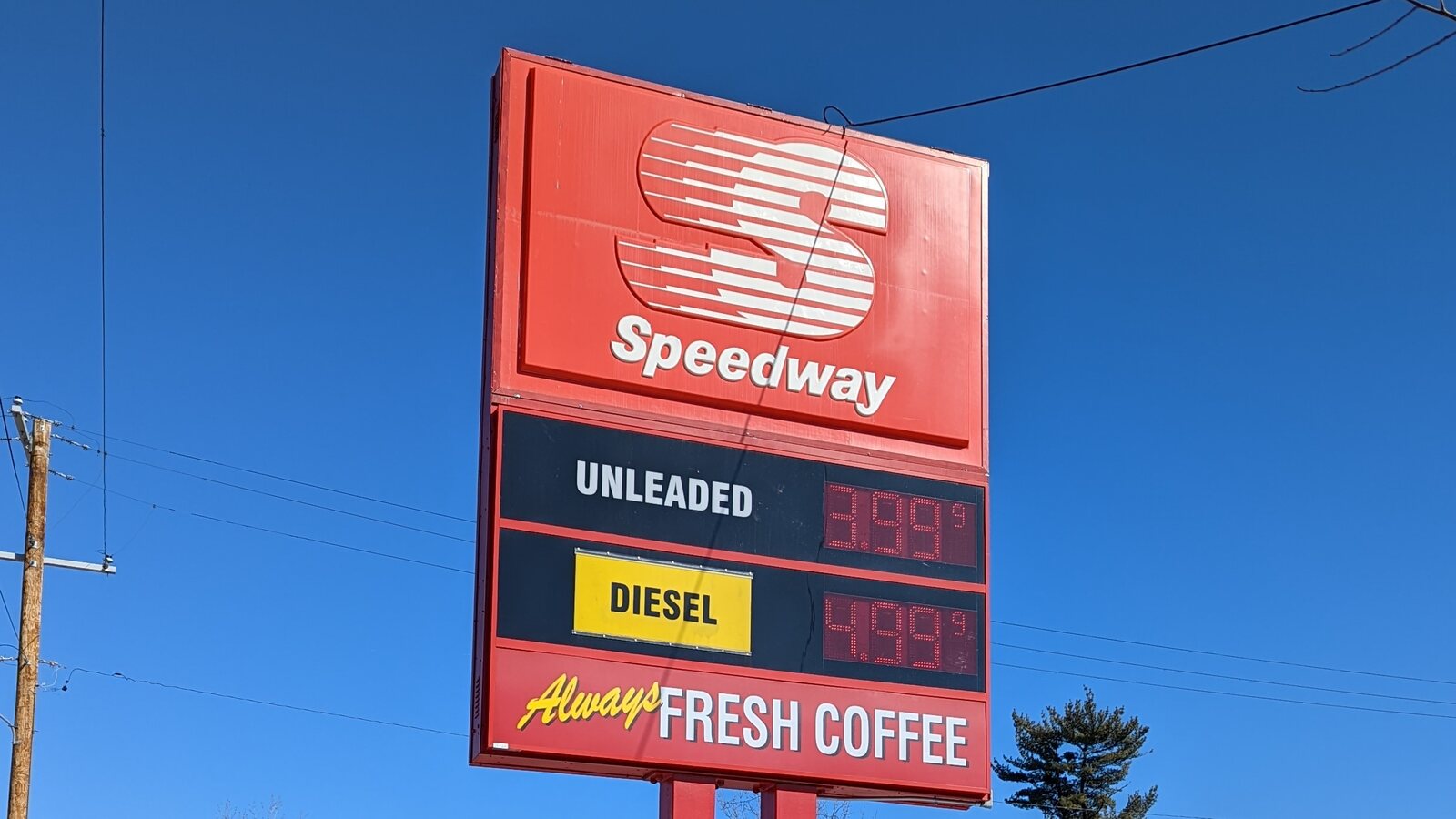 ミネアポリスのガソリンスタンドの価格表示(2022年3月撮影)。9月の消費者心理は燃料の値上がりで冷え込んだ