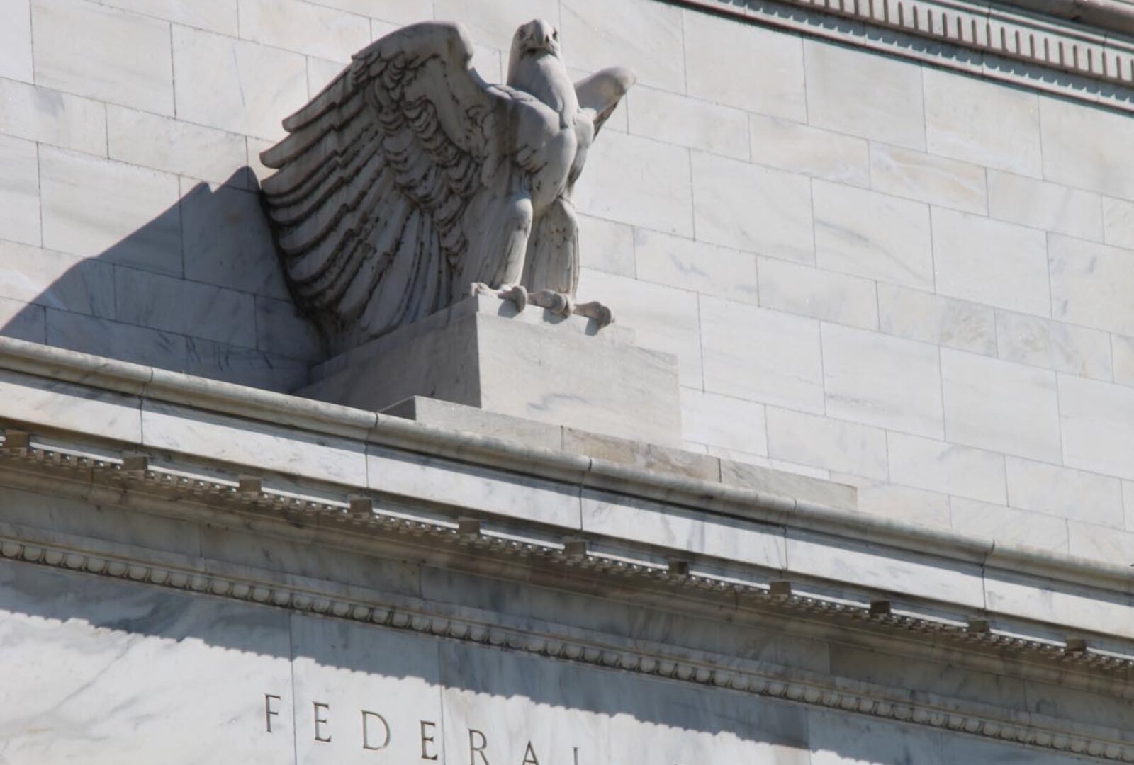 ワシントンの連邦準備制度理事会の本部の正面にある鷲の彫刻と、FEDERAL RESERVEの刻字
