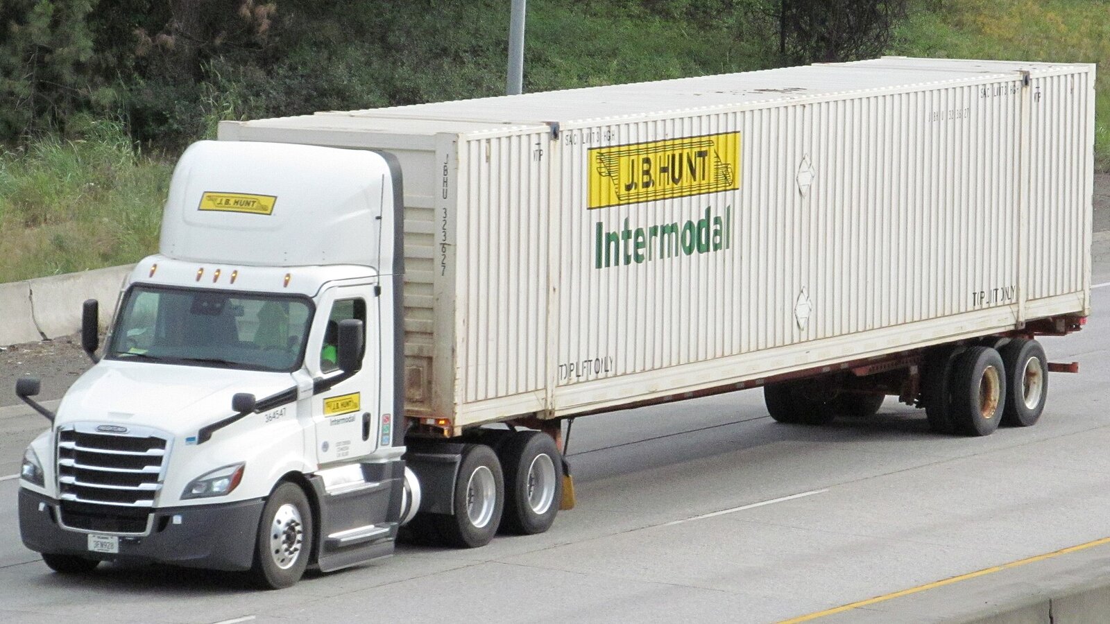 ワシントン州スポーケンの州間高速道路90号線を走る、J.B.ハントのコンテナを積んだトレーラー