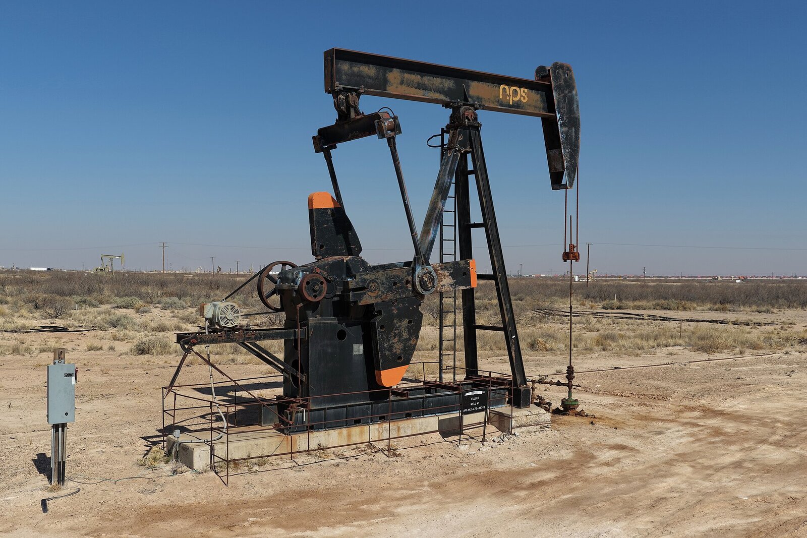 テキサス州モナハンズ近くのパーミアン盆地で動く原油の汲み上げ機