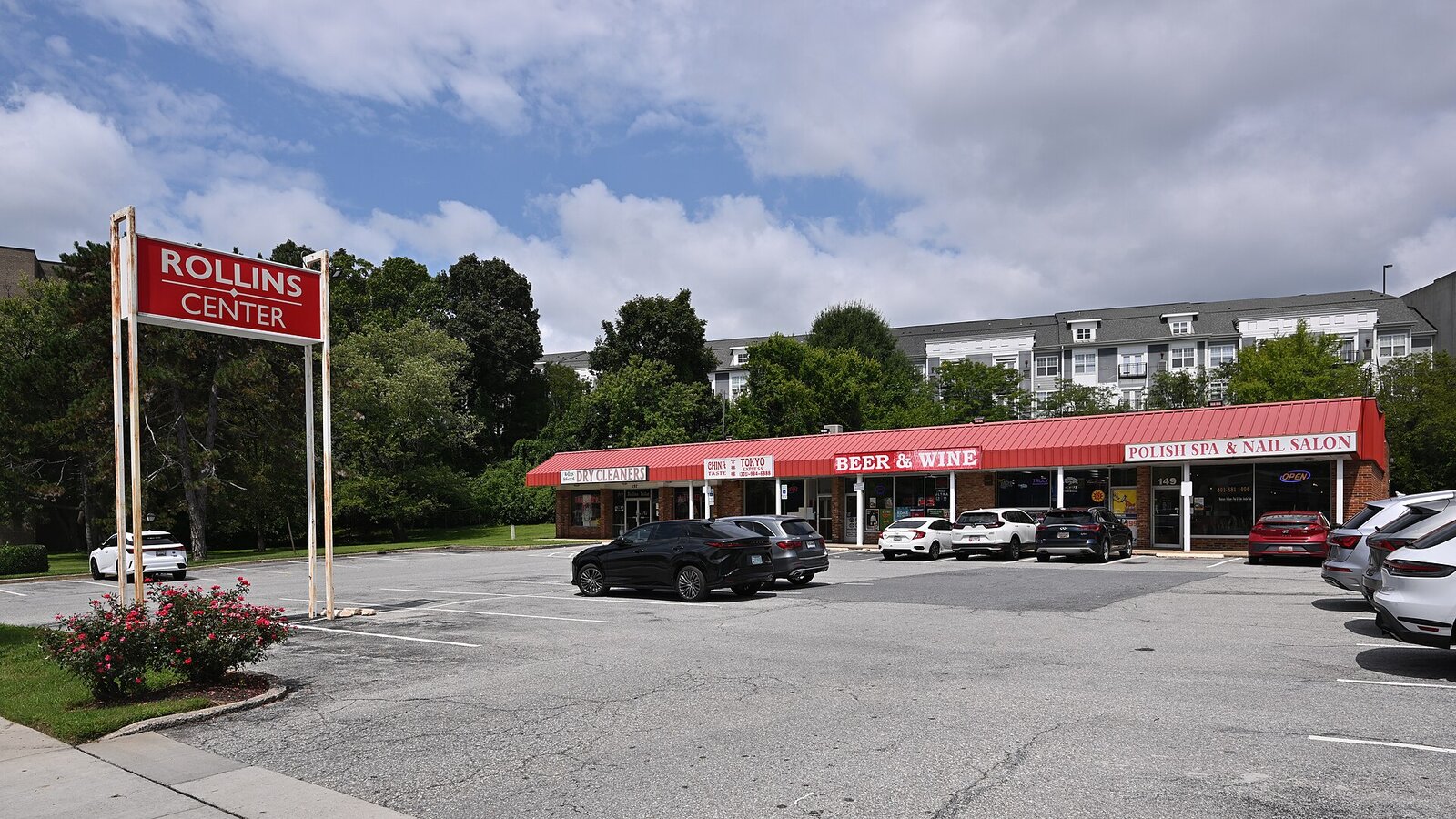 メリーランド州ツインブルックの小さなショッピングセンター。クリーニング店や酒屋、ネイルサロンが並ぶ