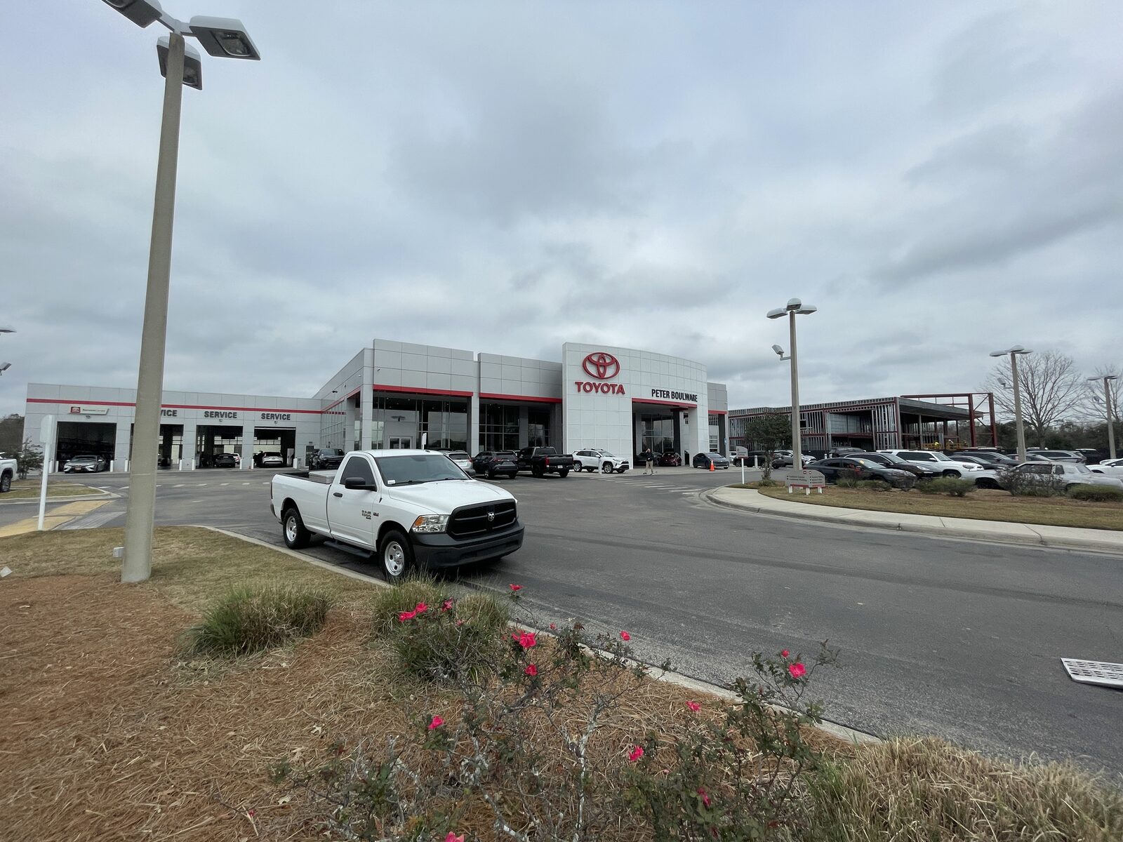 フロリダ州タラハシーにある新車販売店。整備用の入口が並び、駐車場に在庫の車が置かれている