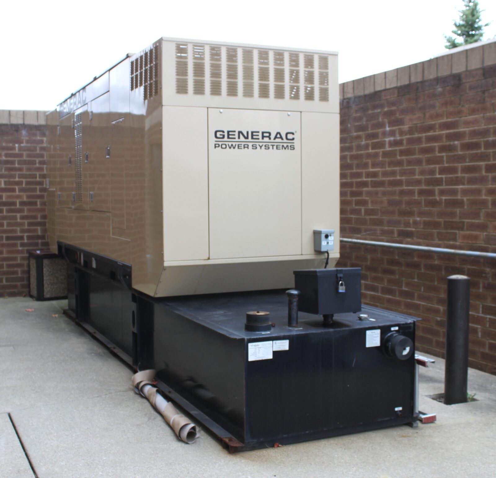 ミシガン州アナーバーの建物脇に据えられた、ジェネラック製の業務用非常用発電機と燃料タンク