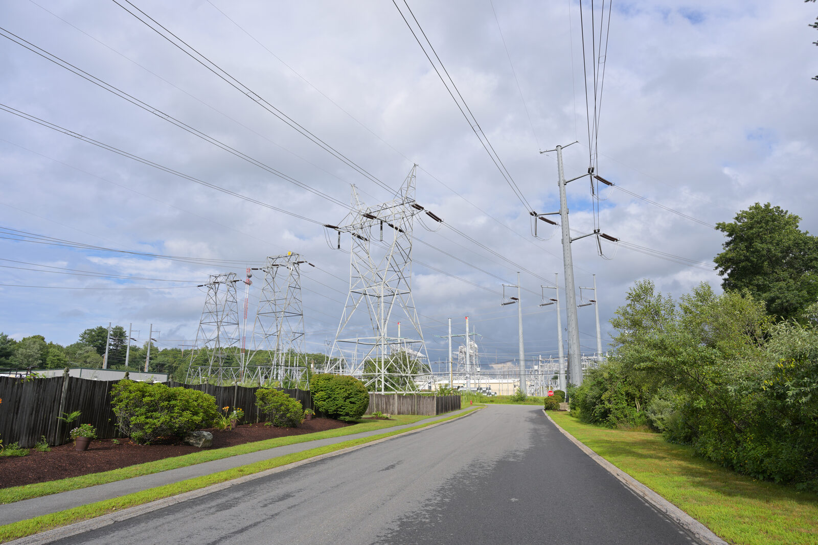 米マサチューセッツ州の変電所と送電線。発電事業を支える電力網